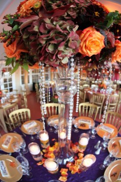 Elegant wedding table centerpiece with roses and candles.